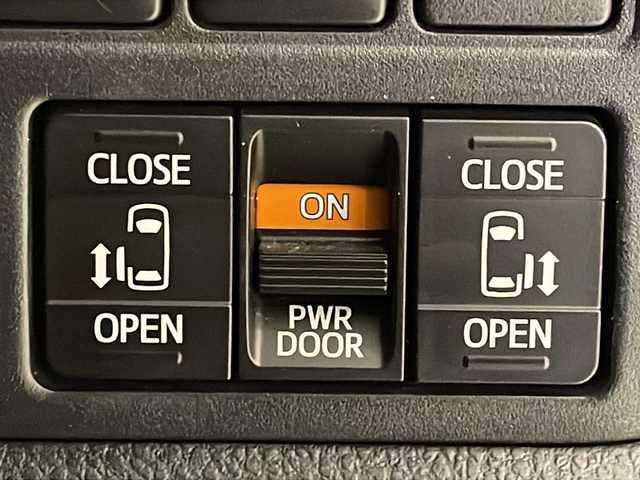 トヨタ エスクァイア Gi ブラックテーラード 福井県 2016(平28)年 13.1万km ホワイトパールクリスタルシャイン ４WD/ワンオーナー/アルパイン11インチメモリーナビ（EX11V）/フルセグTV/BT/CD/DVD/SD/USB/AUX/バックカメラ/10インチフリップダウンモニター（RSA10S-L-S)/セーフティセンス/・プリクラッシュセーフティ/・レーンディパーチャーアラート/・オートマチックハイビーム/・先行車発進警告機能/クルーズコントロール/ETC/パワースライドドア/レザーシート/シートヒーター/オートライト/LEDヘッドライト/社外アルミホイール/MTモード付AT/純正フロアマット/ステアリングスイッチ