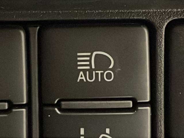 トヨタ エスクァイア Gi ブラックテーラード 福井県 2016(平28)年 13.1万km ホワイトパールクリスタルシャイン ４WD/ワンオーナー/アルパイン11インチメモリーナビ（EX11V）/フルセグTV/BT/CD/DVD/SD/USB/AUX/バックカメラ/10インチフリップダウンモニター（RSA10S-L-S)/セーフティセンス/・プリクラッシュセーフティ/・レーンディパーチャーアラート/・オートマチックハイビーム/・先行車発進警告機能/クルーズコントロール/ETC/パワースライドドア/レザーシート/シートヒーター/オートライト/LEDヘッドライト/社外アルミホイール/MTモード付AT/純正フロアマット/ステアリングスイッチ