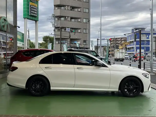 メルセデス・ベンツ Ｅ２００ スポーツ 神奈川県 2020(令2)年 2.1万km ダイヤモンドホワイト 新車保証書/取扱説明書/ロルフハルトゲ19インチAW/パノラミックスライディングサンルーフ/エクスクルーシブパッケージ/・ヘッドアップディスプレイ/・エアバランスパッケージ/・パワートランクリッド/・Brumesterサウンドシステム（13スピーカー）/AMGラインインテリアパッケージ/・ナッパレザーシート/・シートヒーター（後席）/ユーザーエクスペリエンス/・12.3インチワイドディスプレイ/・インテリアアシスタント/タッチコントロールボタン/・HDDナビ、フルセグTV/・USBメディアインターフェイス/・SDカードスロット/・AppleCarPlay/AndroidAuto/レーダーセーフティパッケージ/・アクティブディスタンスアシストデュストロニック/・アクティブレーンチェンジングアシスト/・アクティブエマージェンシーストップアシスト/・アクティブブラインドスポットアシスト/・アクティブレーンキーピングアシスト/・渋滞時緊急ブレーキ機能/・PRE-SAFEインパスルサイド/・PRE-SAFEプラス（後方衝突警告システム）/・ステアリングパイロット/・アクティブブレーキアシスト/・衝突回避補助システム/・トラフィックサインアシスト