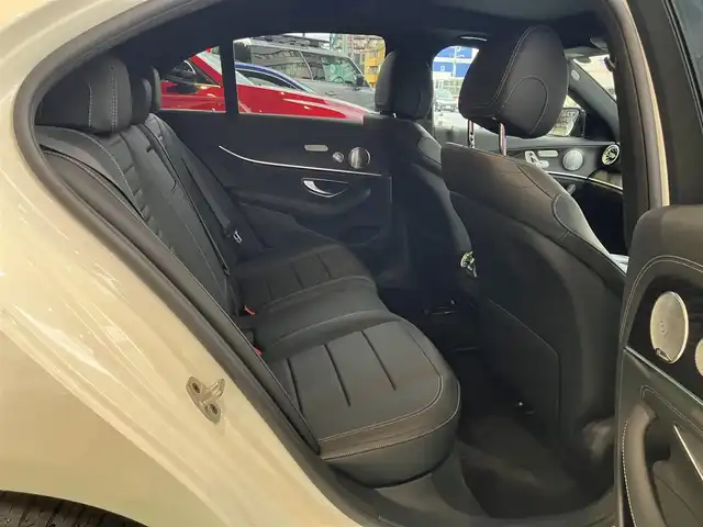 メルセデス・ベンツ Ｅ２００ スポーツ 神奈川県 2020(令2)年 2.1万km ダイヤモンドホワイト 新車保証書/取扱説明書/ロルフハルトゲ19インチAW/パノラミックスライディングサンルーフ/エクスクルーシブパッケージ/・ヘッドアップディスプレイ/・エアバランスパッケージ/・パワートランクリッド/・Brumesterサウンドシステム（13スピーカー）/AMGラインインテリアパッケージ/・ナッパレザーシート/・シートヒーター（後席）/ユーザーエクスペリエンス/・12.3インチワイドディスプレイ/・インテリアアシスタント/タッチコントロールボタン/・HDDナビ、フルセグTV/・USBメディアインターフェイス/・SDカードスロット/・AppleCarPlay/AndroidAuto/レーダーセーフティパッケージ/・アクティブディスタンスアシストデュストロニック/・アクティブレーンチェンジングアシスト/・アクティブエマージェンシーストップアシスト/・アクティブブラインドスポットアシスト/・アクティブレーンキーピングアシスト/・渋滞時緊急ブレーキ機能/・PRE-SAFEインパスルサイド/・PRE-SAFEプラス（後方衝突警告システム）/・ステアリングパイロット/・アクティブブレーキアシスト/・衝突回避補助システム/・トラフィックサインアシスト