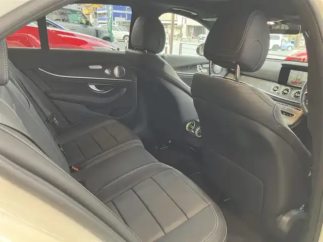メルセデス・ベンツ Ｅ２００ スポーツ 神奈川県 2020(令2)年 2.1万km ダイヤモンドホワイト 新車保証書/取扱説明書/ロルフハルトゲ19インチAW/パノラミックスライディングサンルーフ/エクスクルーシブパッケージ/・ヘッドアップディスプレイ/・エアバランスパッケージ/・パワートランクリッド/・Brumesterサウンドシステム（13スピーカー）/AMGラインインテリアパッケージ/・ナッパレザーシート/・シートヒーター（後席）/ユーザーエクスペリエンス/・12.3インチワイドディスプレイ/・インテリアアシスタント/タッチコントロールボタン/・HDDナビ、フルセグTV/・USBメディアインターフェイス/・SDカードスロット/・AppleCarPlay/AndroidAuto/レーダーセーフティパッケージ/・アクティブディスタンスアシストデュストロニック/・アクティブレーンチェンジングアシスト/・アクティブエマージェンシーストップアシスト/・アクティブブラインドスポットアシスト/・アクティブレーンキーピングアシスト/・渋滞時緊急ブレーキ機能/・PRE-SAFEインパスルサイド/・PRE-SAFEプラス（後方衝突警告システム）/・ステアリングパイロット/・アクティブブレーキアシスト/・衝突回避補助システム/・トラフィックサインアシスト