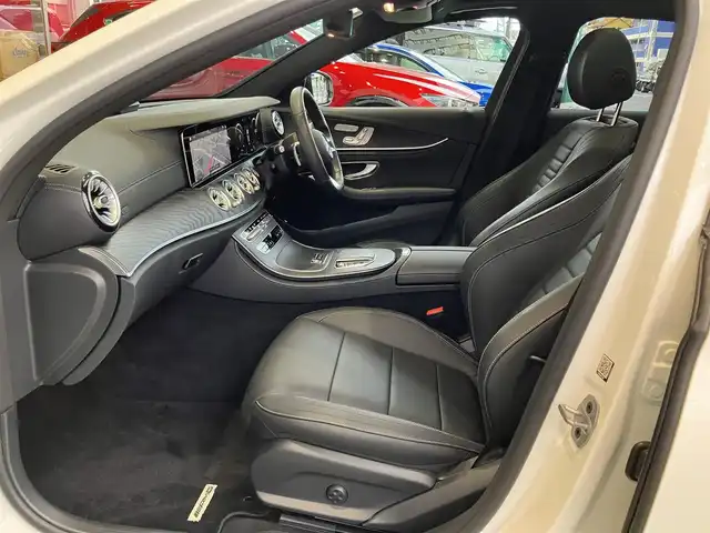 メルセデス・ベンツ Ｅ２００ スポーツ 神奈川県 2020(令2)年 2.1万km ダイヤモンドホワイト 新車保証書/取扱説明書/ロルフハルトゲ19インチAW/パノラミックスライディングサンルーフ/エクスクルーシブパッケージ/・ヘッドアップディスプレイ/・エアバランスパッケージ/・パワートランクリッド/・Brumesterサウンドシステム（13スピーカー）/AMGラインインテリアパッケージ/・ナッパレザーシート/・シートヒーター（後席）/ユーザーエクスペリエンス/・12.3インチワイドディスプレイ/・インテリアアシスタント/タッチコントロールボタン/・HDDナビ、フルセグTV/・USBメディアインターフェイス/・SDカードスロット/・AppleCarPlay/AndroidAuto/レーダーセーフティパッケージ/・アクティブディスタンスアシストデュストロニック/・アクティブレーンチェンジングアシスト/・アクティブエマージェンシーストップアシスト/・アクティブブラインドスポットアシスト/・アクティブレーンキーピングアシスト/・渋滞時緊急ブレーキ機能/・PRE-SAFEインパスルサイド/・PRE-SAFEプラス（後方衝突警告システム）/・ステアリングパイロット/・アクティブブレーキアシスト/・衝突回避補助システム/・トラフィックサインアシスト