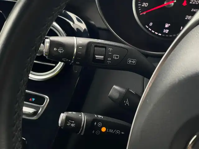 メルセデス・ベンツ ＧＬＣ２２０ d 4マチックスポーツ 本革 山梨県 2017(平29)年 6.2万km 黒 レザーエクスクルーシブパッケージ/Burmesterサウンド/パノラマサンルーフ/黒革シート/ヘッドアップディスプレイ/全席シートヒーター/アンビエントライト/パフュームアトマイザー/純正HDDナビ/全周囲カメラ/フルセグTV/レーダーセーフティパッケージ/ACC/LKA/BSM/衝突軽減ブレーキ/前後ドラレコ/ETC2.0(DSRC)/純正19インチAW