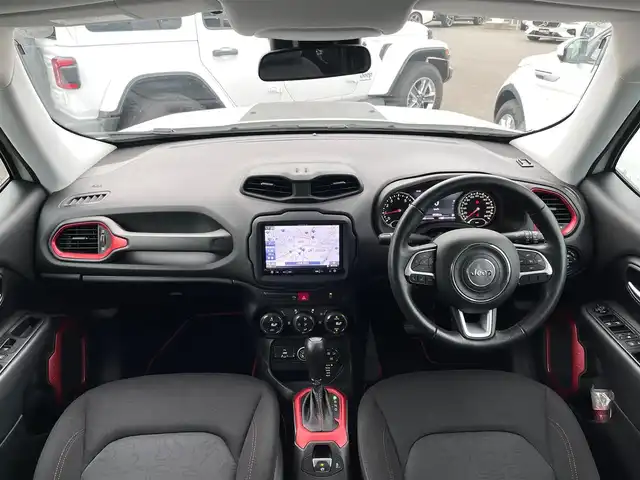 クライスラー・ジープ ジープ レネゲード トレイルホーク 山梨県 2017(平29)年 4.7万km 白 カーボングリルカバー/純正ディスプレイオーディオ/社外HDDナビ/フルセグTV/クルコン/バックカメラ/ETC/オートライト/コンフォートアクセス
