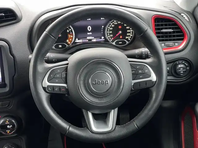 クライスラー・ジープ ジープ レネゲード トレイルホーク 山梨県 2017(平29)年 4.7万km 白 カーボングリルカバー/純正ディスプレイオーディオ/社外HDDナビ/フルセグTV/クルコン/バックカメラ/ETC/オートライト/コンフォートアクセス