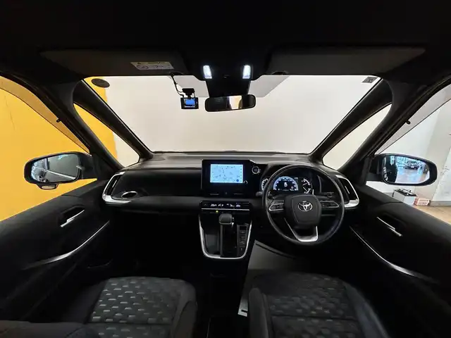 トヨタ ヴォクシー S－Z 群馬県 2023(令5)年 1.7万km アティチュードブラックマイカ トヨタセーフティーセンス/・衝突軽減ブレーキ/・クルーズコントロール/・クリアランスソナー/・レーンキープアシスト/・横滑り防止/・オートライト/・オートマチックハイビーム/・SOSコール/純正ディスプレイオーディオナビ/・AM/FM/フルセグTV/・CD/Bluetooth/バックカメラ/両側電動スライドドア/パワーバックドア/LEDヘッドライト/前席シートヒーター/ハンドルヒーター/前後ドライブレコーダー/オートホールド/電動パーキング/純正フロアマット/純正ドアバイザー/スマートキー/プッシュスタート