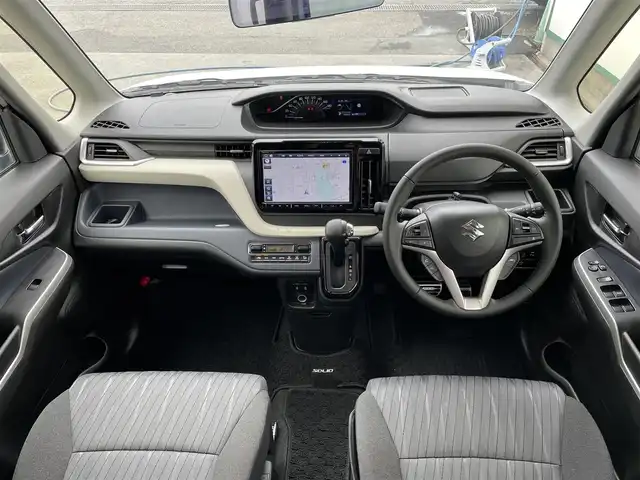 スズキ ソリオ HV MZ 東京都 2024(令6)年 1.6万km ピュアホワイトP アラウンドビューモニター　/両側電動スライドドア　/ヘッドアップディスプレイ　/純正８型ナビ　/・ＨＤＭＩ　/・Ｂｌｕｅｔｏｏｔｈ　/・フルセグ　/オートクルーズ　/レーンキープアシスト　/クリアランスソナー