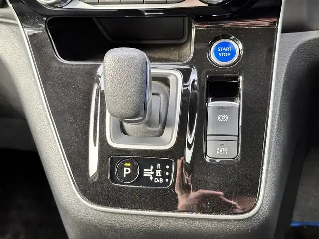 日産 セレナ e－パワー ハイウェイスター V 宮城県 2022(令4)年 6万km ダイヤモンドブラック プロパイロット/インテリジェントエマージェンシーブレーキ/踏み間違い衝突防止アシスト/車線逸脱防止支援システム/車線逸脱警報/後側方衝突防止支援システム/後側方車両検知警報/後退時車両検知警報/前方衝突予測警報/標識検知機能/コーナーセンサー/純正フリップダウンモニター/純正10インチナビ/・CD/DVD/・Bluetooth/・フルセグTV/ビルトインETC/ドライブレコーダー/両側ハンズフリーパワースライドドア/革巻きステアリング/電動パーキングブレーキ/ブレーキホールド/アダプティブLEDヘッドランプ/フォグランプ/オートライト/スマートキー＆プッシュスタート/電動格納ミラー/純正15インチAW/純正フロアマット/ドアバイザー/Wエアバッグ