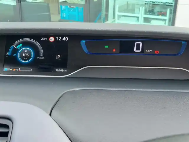 日産 セレナ e－パワー ハイウェイスター V 東京都 2022(令4)年 4万km ダイヤモンドブラック ワンオーナー/エマージェンシーブレーキ/プロパイロット/踏み間違い衝突防止アシスト/車線逸脱防止支援/ブラインドスポットアシスト/コーナーセンサー/アラウンドビューモニター/インテリジェントルームミラー/プッシュスタート/純正ナビ/フルセグTV/ETC/ドライブレコーダー/両側パワースライドドア/パーソナルテーブル/後席ロールサンシェード/LEDヘッドライト/15インチ純正アルミホイール/スマートキー