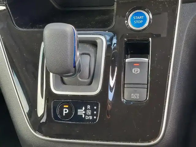 日産 セレナ e－パワー ハイウェイスター V 東京都 2022(令4)年 4万km ダイヤモンドブラック ワンオーナー/エマージェンシーブレーキ/プロパイロット/踏み間違い衝突防止アシスト/車線逸脱防止支援/ブラインドスポットアシスト/コーナーセンサー/アラウンドビューモニター/インテリジェントルームミラー/プッシュスタート/純正ナビ/フルセグTV/ETC/ドライブレコーダー/両側パワースライドドア/パーソナルテーブル/後席ロールサンシェード/LEDヘッドライト/15インチ純正アルミホイール/スマートキー