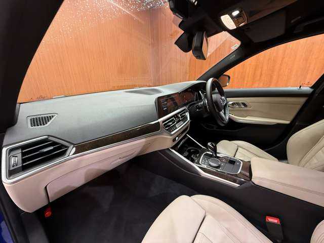 ＢＭＷ ３２０ｄ xDrive ツーリング Mスポーツ 千葉県 2022(令4)年 4.9万km 青 白革シート　/ＡＣＣ　/ナビ　/ＣａｒＰｌａｙ　/Ｂカメラ　/電動シート　/シートヒーター　/純正ＯＰ１９インチＡＷ　/ハイビームアシスタント　/電動リアゲート　/ドライビングアシストプロフェッショナル　/ＥＴＣ