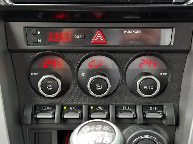 トヨタ ８６ GT 宮城県 2013(平25)年 8.3万km スターリングシルバー 純正7インチナビ/(フルセグTV/CD/DVD/SD/BT)/バックカメラ/デュアルオートエアコン/6速MT/VSCスポーツモード/革巻きステアリング/オートライト/レベライザー/電動格納ミラー/ふらつき防止/ドアバイザー/LEDヘッドライト/フォグランプ/純正フロアマット/純正17インチAW