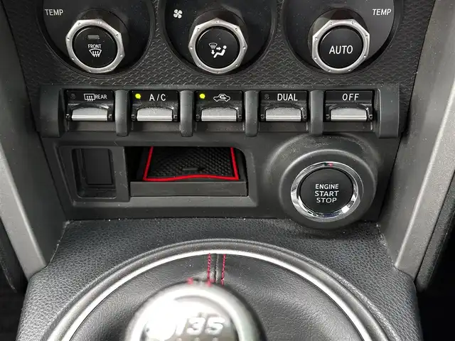 トヨタ ８６ GT 宮城県 2013(平25)年 8.3万km スターリングシルバー 純正7インチナビ/(フルセグTV/CD/DVD/SD/BT)/バックカメラ/デュアルオートエアコン/6速MT/VSCスポーツモード/革巻きステアリング/オートライト/レベライザー/電動格納ミラー/ふらつき防止/ドアバイザー/LEDヘッドライト/フォグランプ/純正フロアマット/純正17インチAW