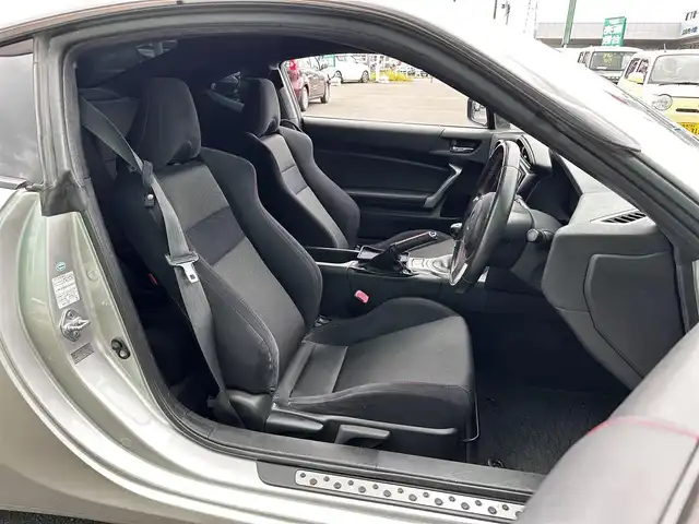 トヨタ ８６ GT 宮城県 2013(平25)年 8.3万km スターリングシルバー 純正7インチナビ/(フルセグTV/CD/DVD/SD/BT)/バックカメラ/デュアルオートエアコン/6速MT/VSCスポーツモード/革巻きステアリング/オートライト/レベライザー/電動格納ミラー/ふらつき防止/ドアバイザー/LEDヘッドライト/フォグランプ/純正フロアマット/純正17インチAW