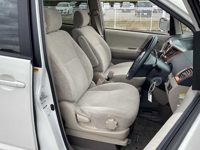 トヨタ ノア X Gセレクション 富山県 2005(平17)年 8万km ホワイトパールマイカ 純正ナビ/バックカメラ/サイドカメラ/後席モニター/4WD/両側パワースライドドア/クルーズコントロール/電動格納ミラー/ETC/純正フロアマット/盗難防止装置