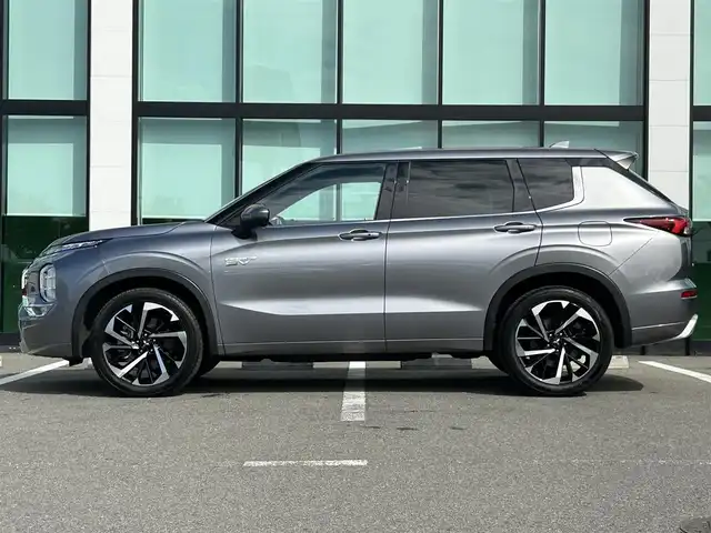 三菱 アウトランダー ＰＨＥＶ P 和歌山県 2021(令3)年 2.9万km チタニウムグレーメタリック 純正8インチナビ/全方位カメラ/フルセグTV/BOSEスピーカー/衝突軽減ブレーキ/ブラインドスポットモニター/レーダークルコン/前後コーナーセンサー/ルームミラー型ドラレコ/ETC/シートヒーター/置くだけ充電器/パドルシフト/シートメモリー/パワーシート/フォグランプ/電動リアゲート
