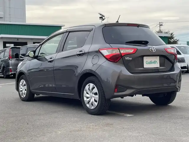 トヨタ ヴィッツ F 東京都 2017(平29)年 2.7万km グレーメタリック 純正ナビ/＜ワンセグ/CD/BT/ラジオ＞/バックビューモニター/前後ドラレコ/誤発進防止装置/衝突被害軽減装置/ビルトインＥＴＣ/純正フロアマット/ドアバイザー/ＡＴハイビーム/ヘッドライトレベライザー/ステアリングスイッチ/車線逸脱警報システム