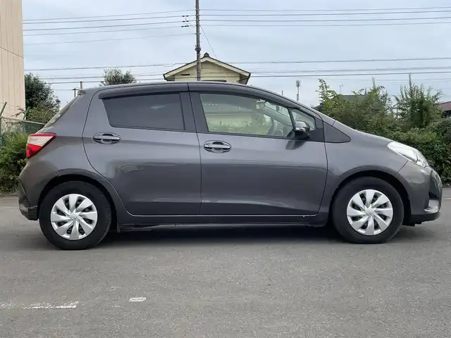 トヨタ ヴィッツ F 東京都 2017(平29)年 2.7万km グレーメタリック 純正ナビ/＜ワンセグ/CD/BT/ラジオ＞/バックビューモニター/前後ドラレコ/誤発進防止装置/衝突被害軽減装置/ビルトインＥＴＣ/純正フロアマット/ドアバイザー/ＡＴハイビーム/ヘッドライトレベライザー/ステアリングスイッチ/車線逸脱警報システム