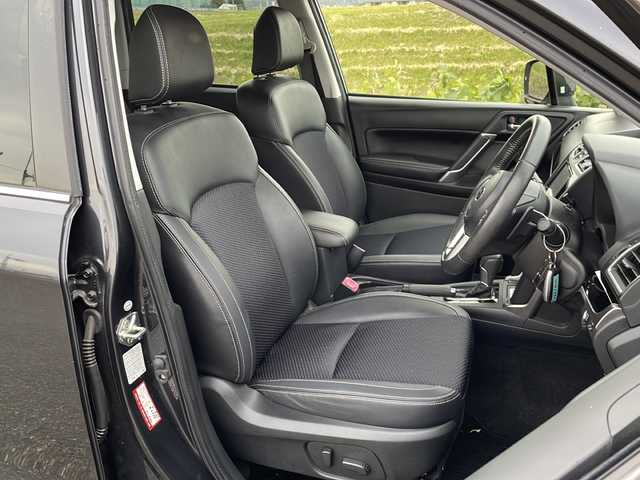 スバル フォレスター S－リミテッド 新潟県 2017(平29)年 5.2万km ダークグレーメタリック 4WD/純正SDナビ(AVIC-RZ900)/CD/DVD/BT/フルセグテレビ/バックカメラ/ETC/衝突被害軽減ブレーキ/レーンキープアシスト/レーダークルーズコントロール/半革シート/パワーシート/シートヒーター /パドルシフト/パワーバックドア/スマートキー/プッシュスタート/LEDヘッドライト/オートライト/オートハイビーム/フォグランプ/純正18インチアルミホイール