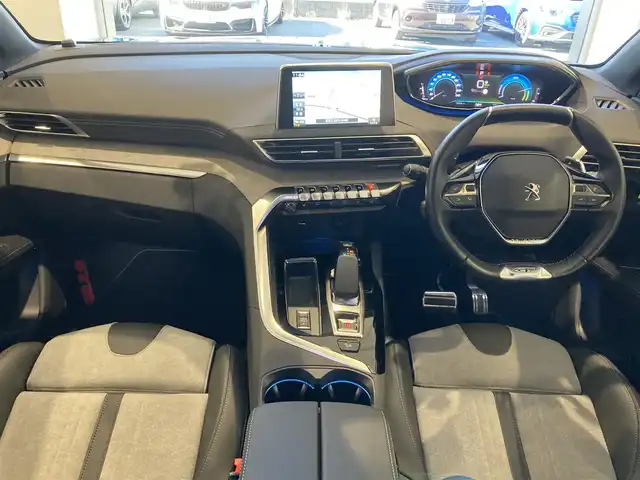プジョー プジョー ３００８ GT ハイブリッド4 熊本県 2021(令3)年 2万km ペルラネラブラック ・スマートキー/・プッシュスタート/・アクティブセーフティブレーキ/・トラフィックサインインフォメーション/・疲労検知/・アダプティブライト/・インテリジェントハイビーム/・パークセンサー/・ブラインドスポットモニター/・クルーズコントロール(追従式)/・ハーフレザーシート/・D席パワーシート/・前席シートヒーター/・純正メモリナビ/　【Bletooth・USB・AppleCarPlay・AndroidAuto】/・フルセグTV/・バックカメラ＆左サイドカメラ/・ETC/・ドライブレコーダー(前後録画)/・ワイヤレス充電/・パワーバックドア/・LEDヘッドランプ/・純正マット
