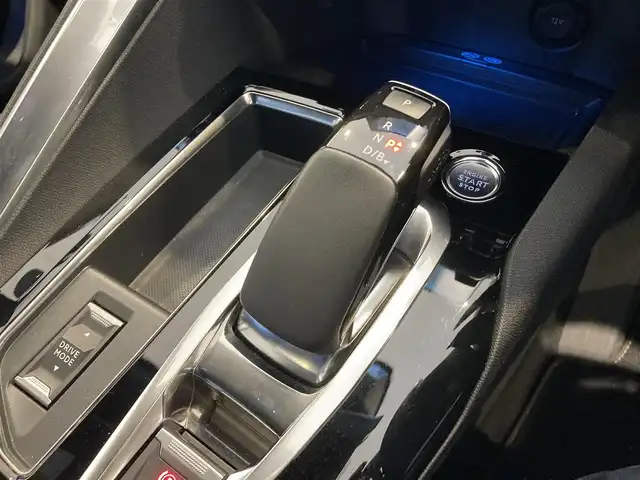 プジョー プジョー ３００８ GT ハイブリッド4 熊本県 2021(令3)年 2万km ペルラネラブラック ・スマートキー/・プッシュスタート/・アクティブセーフティブレーキ/・トラフィックサインインフォメーション/・疲労検知/・アダプティブライト/・インテリジェントハイビーム/・パークセンサー/・ブラインドスポットモニター/・クルーズコントロール(追従式)/・ハーフレザーシート/・D席パワーシート/・前席シートヒーター/・純正メモリナビ/　【Bletooth・USB・AppleCarPlay・AndroidAuto】/・フルセグTV/・バックカメラ＆左サイドカメラ/・ETC/・ドライブレコーダー(前後録画)/・ワイヤレス充電/・パワーバックドア/・LEDヘッドランプ/・純正マット