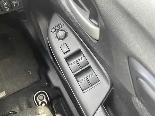 ホンダ シャトル ハイブリッド ホンダセンシング 熊本県 2019(令1)年 5.6万km プラチナホワイトパール 社外ナビ/・AM/FM/CD/DVD/SD/USB/iPod/AUX/BT/バックカメラ/ホンダセンシング/・衝突軽減ブレーキ/・アダプティブクルーズコントロール/・車線維持支援システム/・先行車発進お知らせ機能/・路外逸脱抑制機能/・標識認識機能/前後コーナーセンサー/ETC/電動格納ミラー/・ウィンカーミラー/ヘッドライトレベライザー/ステアリングリモコン/スポーツモード/プッシュスタート/スマートキー×2