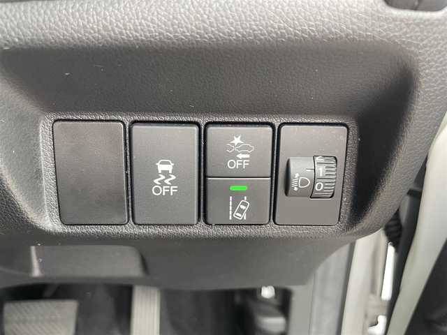 ホンダ シャトル ハイブリッド ホンダセンシング 熊本県 2019(令1)年 5.6万km プラチナホワイトパール 社外ナビ/・AM/FM/CD/DVD/SD/USB/iPod/AUX/BT/バックカメラ/ホンダセンシング/・衝突軽減ブレーキ/・アダプティブクルーズコントロール/・車線維持支援システム/・先行車発進お知らせ機能/・路外逸脱抑制機能/・標識認識機能/前後コーナーセンサー/ETC/電動格納ミラー/・ウィンカーミラー/ヘッドライトレベライザー/ステアリングリモコン/スポーツモード/プッシュスタート/スマートキー×2