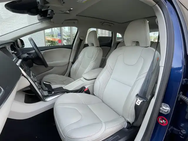ボルボ Ｖ４０ オーシャンレースED 神奈川県 2015(平27)年 8.1万km 紺 ガラスルーフ/ベージュレザーシート/前席パワーシート/前席シートヒーター/純正HDDナビ/ETC/前後ドライブレコーダー/スマートキー2本/オートライト/HIDヘッドライト/ウィンカーミラー/純正17インチAW/保証書/取扱説明書