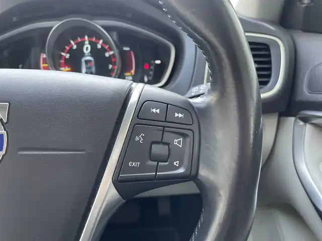 ボルボ Ｖ４０ オーシャンレースED 神奈川県 2015(平27)年 8.1万km 紺 ガラスルーフ/ベージュレザーシート/前席パワーシート/前席シートヒーター/純正HDDナビ/ETC/前後ドライブレコーダー/スマートキー2本/オートライト/HIDヘッドライト/ウィンカーミラー/純正17インチAW/保証書/取扱説明書