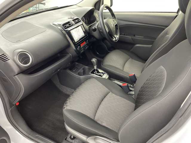 三菱 ミラージュ G 岐阜県 2021(令3)年 4.6万km ホワイトダイヤモンド ストラーダSDナビ【CN-RE07WD】/CD/DVD/Bluetooth/フルセグTV/クルーズコントロール/衝突被害軽減ブレーキ/レーンキープアシスト/オートマチックハイビーム/プッシュスタート/スマートキー/LEDヘッドライト/フォグライト/ドアバイザー/革巻きステアリング