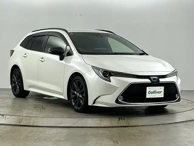 トヨタ カローラツーリング ハイブリッド ダブルバイビー 愛知県 2021(令3)年 2.4万km ホワイトパールクリスタルシャイン 禁煙車/純正9インチナビ/（CD/DVD/Bluetooth/フルセグTV/USB/AM/FM)/バックカメラ/AC100V電源/トヨタセーフティセンス/・プリクラッシュセーフティ/・レーントレーシングアシスト/・パーキングセンサー/・パーキングサポートブレーキ/・ロードサインアシスト/・レーダークルーズコントロール/・オートマチックハイビーム/ETC/前後ドライブレコーダー/シートヒーター/ハーフレザーシート/ステアリングヒーター/純正17インチアルミホイール/スマートキー/プッシュスタート/LEDヘッドライト/フロントフォグランプ/オートライト/純正フロアマット/電子パーキングブレーキ/オートホールド/横滑り防止装置/電動格納ミラー