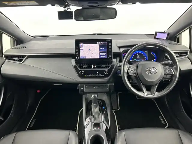 トヨタ カローラツーリング ハイブリッド ダブルバイビー 愛知県 2021(令3)年 2.4万km ホワイトパールクリスタルシャイン 禁煙車/純正9インチナビ/（CD/DVD/Bluetooth/フルセグTV/USB/AM/FM)/バックカメラ/AC100V電源/トヨタセーフティセンス/・プリクラッシュセーフティ/・レーントレーシングアシスト/・パーキングセンサー/・パーキングサポートブレーキ/・ロードサインアシスト/・レーダークルーズコントロール/・オートマチックハイビーム/ETC/前後ドライブレコーダー/シートヒーター/ハーフレザーシート/ステアリングヒーター/純正17インチアルミホイール/スマートキー/プッシュスタート/LEDヘッドライト/フロントフォグランプ/オートライト/純正フロアマット/電子パーキングブレーキ/オートホールド/横滑り防止装置/電動格納ミラー