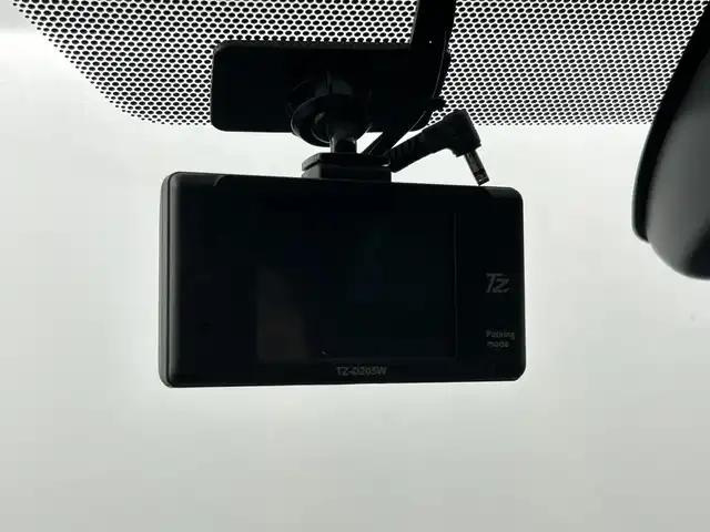 トヨタ カローラツーリング ハイブリッド ダブルバイビー 愛知県 2021(令3)年 2.4万km ホワイトパールクリスタルシャイン 禁煙車/純正9インチナビ/（CD/DVD/Bluetooth/フルセグTV/USB/AM/FM)/バックカメラ/AC100V電源/トヨタセーフティセンス/・プリクラッシュセーフティ/・レーントレーシングアシスト/・パーキングセンサー/・パーキングサポートブレーキ/・ロードサインアシスト/・レーダークルーズコントロール/・オートマチックハイビーム/ETC/前後ドライブレコーダー/シートヒーター/ハーフレザーシート/ステアリングヒーター/純正17インチアルミホイール/スマートキー/プッシュスタート/LEDヘッドライト/フロントフォグランプ/オートライト/純正フロアマット/電子パーキングブレーキ/オートホールド/横滑り防止装置/電動格納ミラー