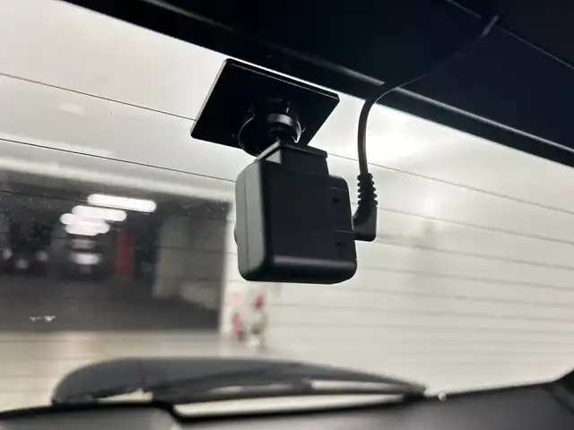 トヨタ カローラツーリング ハイブリッド ダブルバイビー 愛知県 2021(令3)年 2.4万km ホワイトパールクリスタルシャイン 禁煙車/純正9インチナビ/（CD/DVD/Bluetooth/フルセグTV/USB/AM/FM)/バックカメラ/AC100V電源/トヨタセーフティセンス/・プリクラッシュセーフティ/・レーントレーシングアシスト/・パーキングセンサー/・パーキングサポートブレーキ/・ロードサインアシスト/・レーダークルーズコントロール/・オートマチックハイビーム/ETC/前後ドライブレコーダー/シートヒーター/ハーフレザーシート/ステアリングヒーター/純正17インチアルミホイール/スマートキー/プッシュスタート/LEDヘッドライト/フロントフォグランプ/オートライト/純正フロアマット/電子パーキングブレーキ/オートホールド/横滑り防止装置/電動格納ミラー