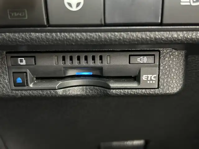 トヨタ カローラツーリング ハイブリッド ダブルバイビー 愛知県 2021(令3)年 2.4万km ホワイトパールクリスタルシャイン 禁煙車/純正9インチナビ/（CD/DVD/Bluetooth/フルセグTV/USB/AM/FM)/バックカメラ/AC100V電源/トヨタセーフティセンス/・プリクラッシュセーフティ/・レーントレーシングアシスト/・パーキングセンサー/・パーキングサポートブレーキ/・ロードサインアシスト/・レーダークルーズコントロール/・オートマチックハイビーム/ETC/前後ドライブレコーダー/シートヒーター/ハーフレザーシート/ステアリングヒーター/純正17インチアルミホイール/スマートキー/プッシュスタート/LEDヘッドライト/フロントフォグランプ/オートライト/純正フロアマット/電子パーキングブレーキ/オートホールド/横滑り防止装置/電動格納ミラー