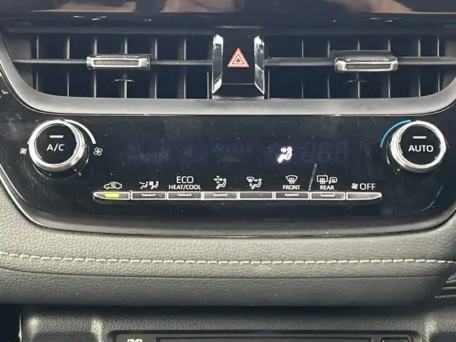 トヨタ カローラツーリング ハイブリッド ダブルバイビー 愛知県 2021(令3)年 2.4万km ホワイトパールクリスタルシャイン 禁煙車/純正9インチナビ/（CD/DVD/Bluetooth/フルセグTV/USB/AM/FM)/バックカメラ/AC100V電源/トヨタセーフティセンス/・プリクラッシュセーフティ/・レーントレーシングアシスト/・パーキングセンサー/・パーキングサポートブレーキ/・ロードサインアシスト/・レーダークルーズコントロール/・オートマチックハイビーム/ETC/前後ドライブレコーダー/シートヒーター/ハーフレザーシート/ステアリングヒーター/純正17インチアルミホイール/スマートキー/プッシュスタート/LEDヘッドライト/フロントフォグランプ/オートライト/純正フロアマット/電子パーキングブレーキ/オートホールド/横滑り防止装置/電動格納ミラー