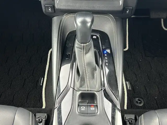 トヨタ カローラツーリング ハイブリッド ダブルバイビー 愛知県 2021(令3)年 2.4万km ホワイトパールクリスタルシャイン 禁煙車/純正9インチナビ/（CD/DVD/Bluetooth/フルセグTV/USB/AM/FM)/バックカメラ/AC100V電源/トヨタセーフティセンス/・プリクラッシュセーフティ/・レーントレーシングアシスト/・パーキングセンサー/・パーキングサポートブレーキ/・ロードサインアシスト/・レーダークルーズコントロール/・オートマチックハイビーム/ETC/前後ドライブレコーダー/シートヒーター/ハーフレザーシート/ステアリングヒーター/純正17インチアルミホイール/スマートキー/プッシュスタート/LEDヘッドライト/フロントフォグランプ/オートライト/純正フロアマット/電子パーキングブレーキ/オートホールド/横滑り防止装置/電動格納ミラー