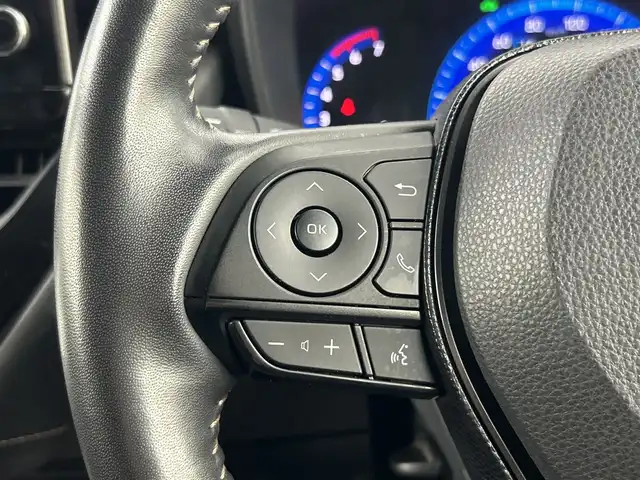 トヨタ カローラツーリング ハイブリッド ダブルバイビー 愛知県 2021(令3)年 2.4万km ホワイトパールクリスタルシャイン 禁煙車/純正9インチナビ/（CD/DVD/Bluetooth/フルセグTV/USB/AM/FM)/バックカメラ/AC100V電源/トヨタセーフティセンス/・プリクラッシュセーフティ/・レーントレーシングアシスト/・パーキングセンサー/・パーキングサポートブレーキ/・ロードサインアシスト/・レーダークルーズコントロール/・オートマチックハイビーム/ETC/前後ドライブレコーダー/シートヒーター/ハーフレザーシート/ステアリングヒーター/純正17インチアルミホイール/スマートキー/プッシュスタート/LEDヘッドライト/フロントフォグランプ/オートライト/純正フロアマット/電子パーキングブレーキ/オートホールド/横滑り防止装置/電動格納ミラー