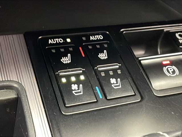 レクサス ＲＸ 450h Fスポーツ 千葉県 2020(令2)年 4.9万km ホワイトノーヴァガラスフレーク 純正ナビ/　CD/DVD/Bluetooth/フルセグTV/　Apple car play/Android Auto/レクサスセーフティシステム/レーダークルーズコントロール/レーンキープアシスト/衝突軽減ブレーキ/クリアランスソナー/アラウンドビューモニター/ブラインドスポットモニター/ヘッドアップディスプレイ/先行車発進警報/ロードサインアシスト/電動パーキング/オートホールド/オートハイビーム/レザーシート/エアヒーター/パワーシート（前席）/全席シートヒーター/シートメモリー（運転席）/ステアリングヒーター/ビルトインETC２．０/前方ドラレコ/AC100V充電/パドルシフト/三眼LEDライト/フォグランプ/レーダー探知機/ロールサンシェード/フロアマット