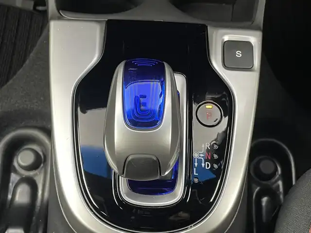 ホンダ フィット ハイブリット Sパッケージ 千葉県 2014(平26)年 3万km ビビットスカイブルーP 禁煙車/シティブレーキアクティブシステム/クルーズコントロール/純正メモリナビ/・型番：VXM-142VFi/・CD/DVD/Bluetooth/フルセグTV/・バックカメラ/・ビルトインETC/革巻きステアリング/・ステアリングスイッチ/・パドルシフト/純正フロアマット/純正１６インチAW/オートライト/・LEDヘッドライト/・フォグランプ