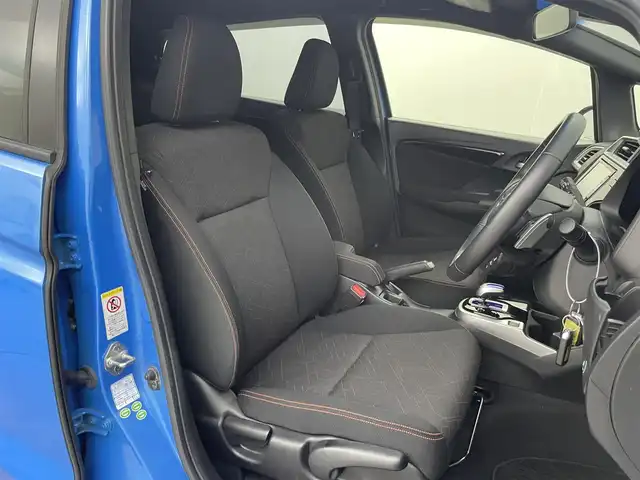 ホンダ フィット ハイブリット Sパッケージ 千葉県 2014(平26)年 3万km ビビットスカイブルーP 禁煙車/シティブレーキアクティブシステム/クルーズコントロール/純正メモリナビ/・型番：VXM-142VFi/・CD/DVD/Bluetooth/フルセグTV/・バックカメラ/・ビルトインETC/革巻きステアリング/・ステアリングスイッチ/・パドルシフト/純正フロアマット/純正１６インチAW/オートライト/・LEDヘッドライト/・フォグランプ