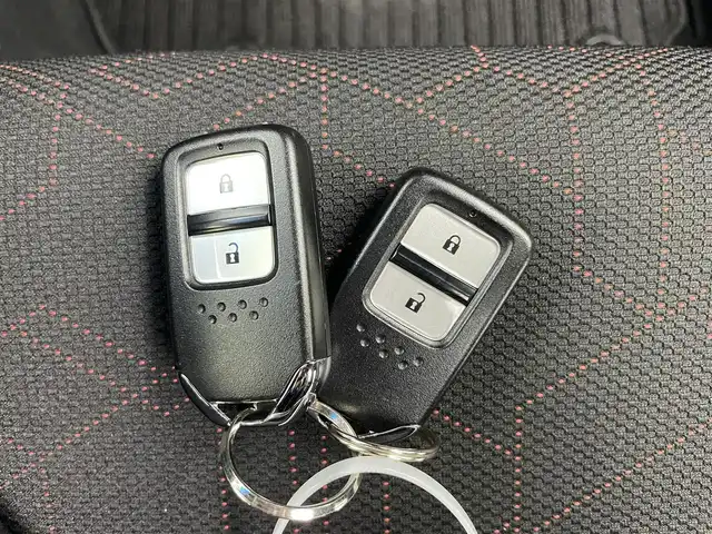 ホンダ フィット ハイブリット Sパッケージ 千葉県 2014(平26)年 3万km ビビットスカイブルーP 禁煙車/シティブレーキアクティブシステム/クルーズコントロール/純正メモリナビ/・型番：VXM-142VFi/・CD/DVD/Bluetooth/フルセグTV/・バックカメラ/・ビルトインETC/革巻きステアリング/・ステアリングスイッチ/・パドルシフト/純正フロアマット/純正１６インチAW/オートライト/・LEDヘッドライト/・フォグランプ