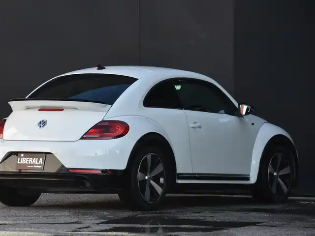 フォルクスワーゲン ザ・ビートル 2．0 Rライン 和歌山県 2016(平28)年 6.8万km 白 3連メーター /純正ナビ /フルセグ /Bカメラ /リヤスポイラー /ツインエキゾーストパイプ /レッドブレーキキャリパー /クルーズコントロール /コーナーセンサー /純正18AW /プッシュスタート /オートライト /MTモード付AT /ETC