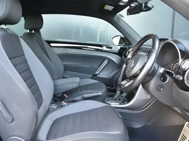 フォルクスワーゲン ザ・ビートル 2．0 Rライン 和歌山県 2016(平28)年 6.8万km 白 3連メーター /純正ナビ /フルセグ /Bカメラ /リヤスポイラー /ツインエキゾーストパイプ /レッドブレーキキャリパー /クルーズコントロール /コーナーセンサー /純正18AW /プッシュスタート /オートライト /MTモード付AT /ETC