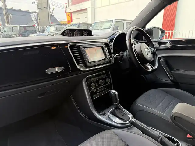 フォルクスワーゲン ザ・ビートル 2．0 Rライン 和歌山県 2016(平28)年 6.8万km 白 3連メーター /純正ナビ /フルセグ /Bカメラ /リヤスポイラー /ツインエキゾーストパイプ /レッドブレーキキャリパー /クルーズコントロール /コーナーセンサー /純正18AW /プッシュスタート /オートライト /MTモード付AT /ETC