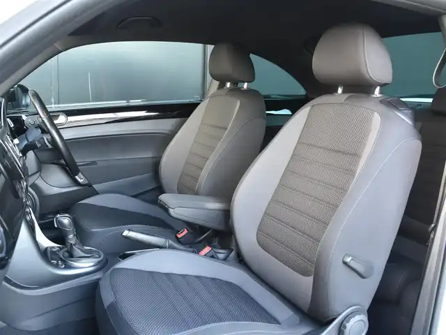 フォルクスワーゲン ザ・ビートル 2．0 Rライン 和歌山県 2016(平28)年 6.8万km 白 3連メーター /純正ナビ /フルセグ /Bカメラ /リヤスポイラー /ツインエキゾーストパイプ /レッドブレーキキャリパー /クルーズコントロール /コーナーセンサー /純正18AW /プッシュスタート /オートライト /MTモード付AT /ETC