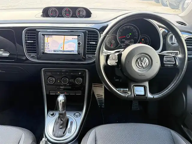 フォルクスワーゲン ザ・ビートル 2．0 Rライン 和歌山県 2016(平28)年 6.8万km 白 3連メーター /純正ナビ /フルセグ /Bカメラ /リヤスポイラー /ツインエキゾーストパイプ /レッドブレーキキャリパー /クルーズコントロール /コーナーセンサー /純正18AW /プッシュスタート /オートライト /MTモード付AT /ETC