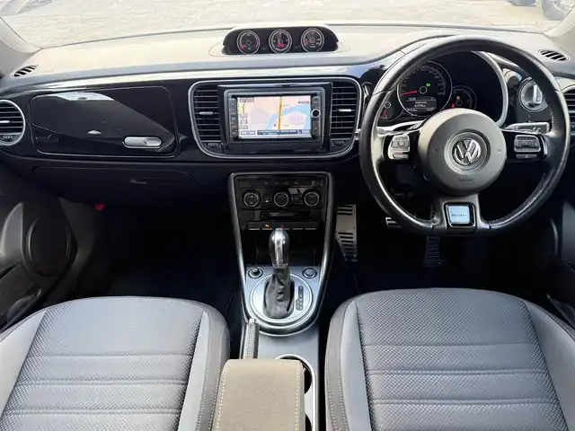 フォルクスワーゲン ザ・ビートル 2．0 Rライン 和歌山県 2016(平28)年 6.8万km 白 3連メーター /純正ナビ /フルセグ /Bカメラ /リヤスポイラー /ツインエキゾーストパイプ /レッドブレーキキャリパー /クルーズコントロール /コーナーセンサー /純正18AW /プッシュスタート /オートライト /MTモード付AT /ETC