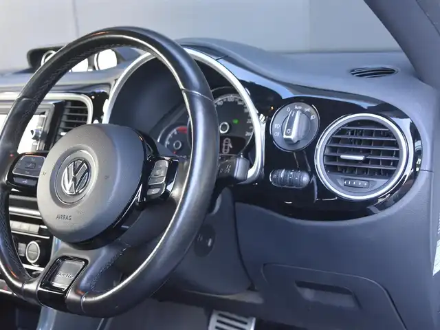 フォルクスワーゲン ザ・ビートル 2．0 Rライン 和歌山県 2016(平28)年 6.8万km 白 3連メーター /純正ナビ /フルセグ /Bカメラ /リヤスポイラー /ツインエキゾーストパイプ /レッドブレーキキャリパー /クルーズコントロール /コーナーセンサー /純正18AW /プッシュスタート /オートライト /MTモード付AT /ETC