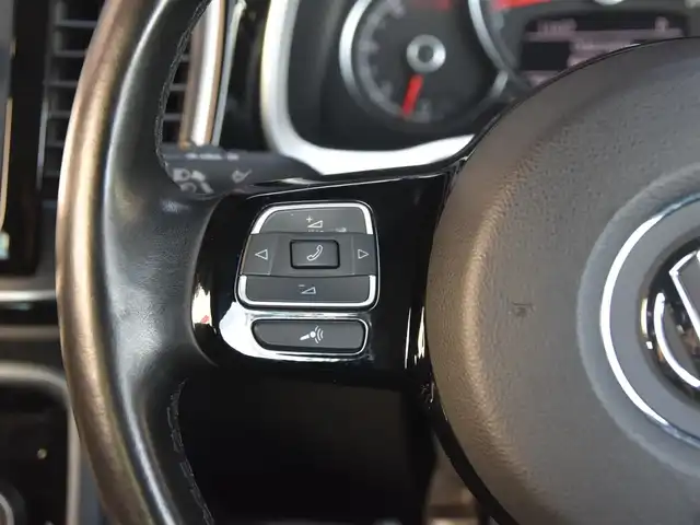 フォルクスワーゲン ザ・ビートル 2．0 Rライン 和歌山県 2016(平28)年 6.8万km 白 3連メーター /純正ナビ /フルセグ /Bカメラ /リヤスポイラー /ツインエキゾーストパイプ /レッドブレーキキャリパー /クルーズコントロール /コーナーセンサー /純正18AW /プッシュスタート /オートライト /MTモード付AT /ETC